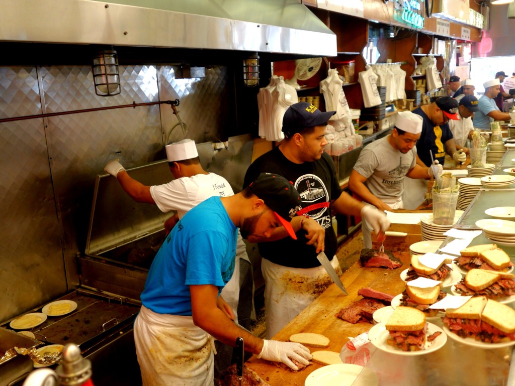 In Katz's wird das Essen frisch gemacht